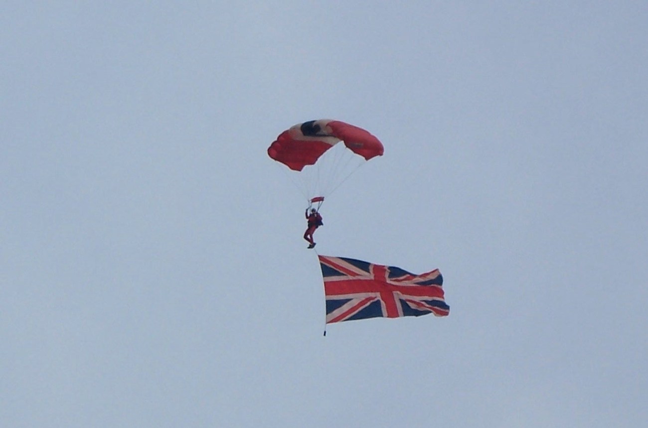 Red Devils paratrooper with Union Jack © Lemuel Lyes